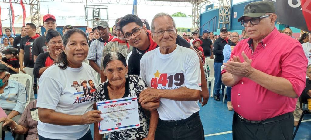 LaLuchaSigue79's tweet photo. En conmemoración al #4419SiempreVictoriosos, la militancia de #Rivas realizó un encuentro con sandinistas de todos los tiempos, donde también se otorgó reconocimientos y entrega de presentes a las madres de Héroes https://t.co/3GtvgopMp4