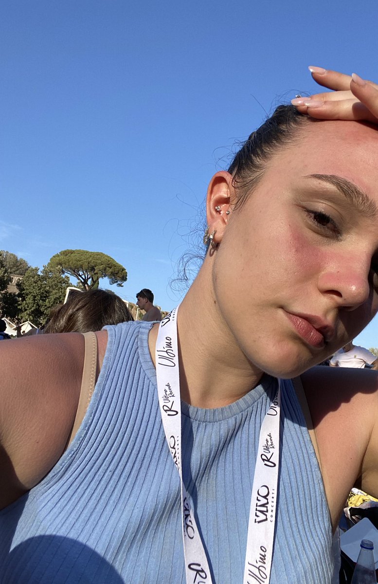 _Costanza__'s tweet photo. Un anno.
Un anno da una delle notti più speciali che io abbia mai vissuto
Un anno da una giornata che, anche cercando di trovare le parole più adatte, difficilmente riuscirei a raccontare
Un anno dalle mie prime 11 ore di attesa sotto i 38 gradi di Roma, dalla più brutta ustione- https://t.co/W6SgASDXdM