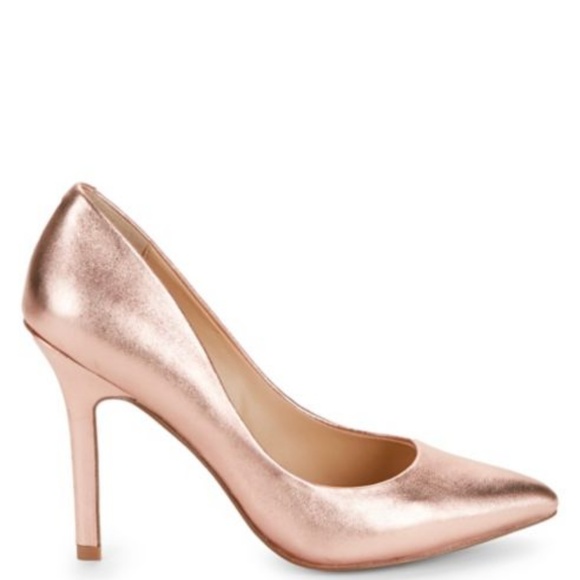 HenryWyatt's tweet photo. So good I had to share! Check out all the items I'm loving on @Poshmarkapp #poshmark #fashion #style #shopmycloset #charlesbycharlesdavid: https://t.co/BbiutWEyyU https://t.co/RoRBkkqi8I