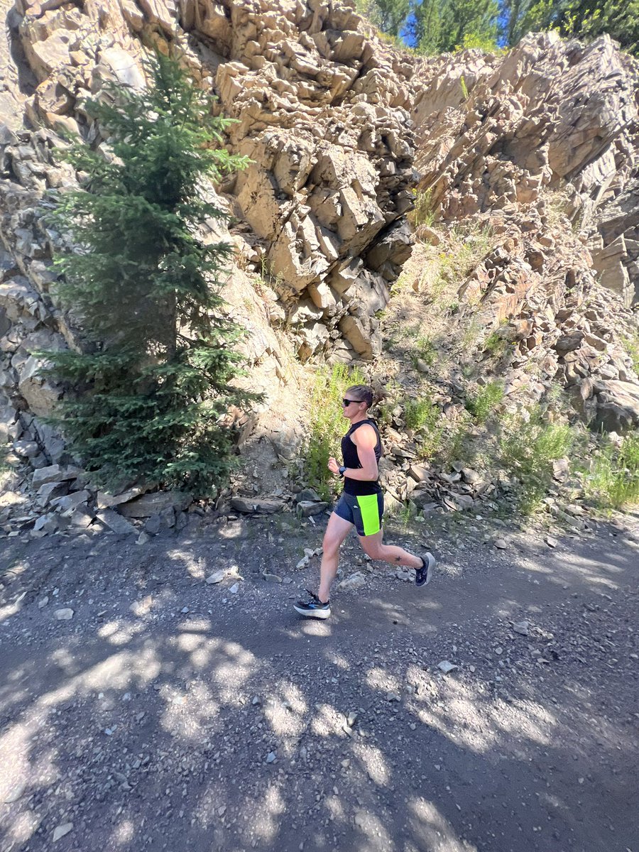 kaeloni_neville's tweet photo. All the pretty long run views! Happy Sunday Runday!
#sundayrunday #sundaylongrunday #longrunveivs #railroadgrade #runhappyteam #runnergirl https://t.co/jIJkqeAvFo