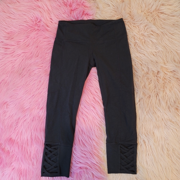 MandyPie1's tweet photo. So good I had to share! Check out all the items I'm loving on @Poshmarkapp from @SHOPTILLUDROP7 #poshmark #fashion #style #shopmycloset #fever #athleta: https://t.co/ozHFQZqNBo https://t.co/v19fLPs9cv