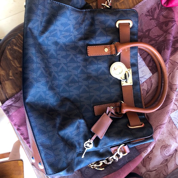 1stExperiences2's tweet photo. So good I had to share! Check out all the items I'm loving on @Poshmarkapp from @Adegideo1 #poshmark #fashion #style #shopmycloset #michaelkors: https://t.co/0RWQUjtBa5 https://t.co/mWVecP8UPw