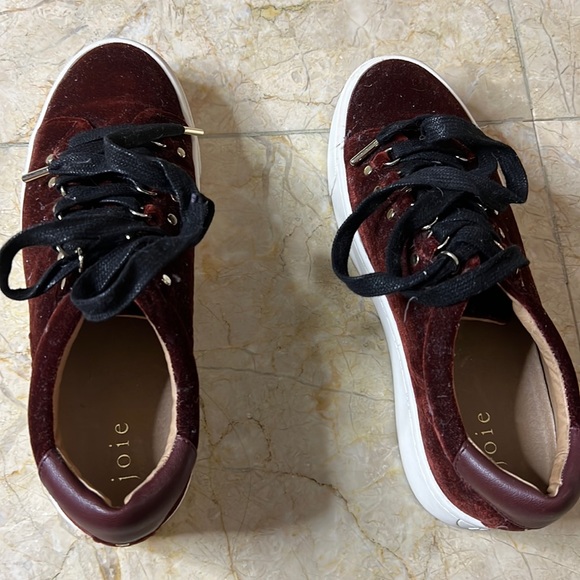 EBCoops's tweet photo. So good I had to share! Check out all the items I'm loving on @Poshmarkapp #poshmark #fashion #style #shopmycloset #ragbone #zara #joie: https://t.co/UqPF70cGez https://t.co/igp1tbXyF8