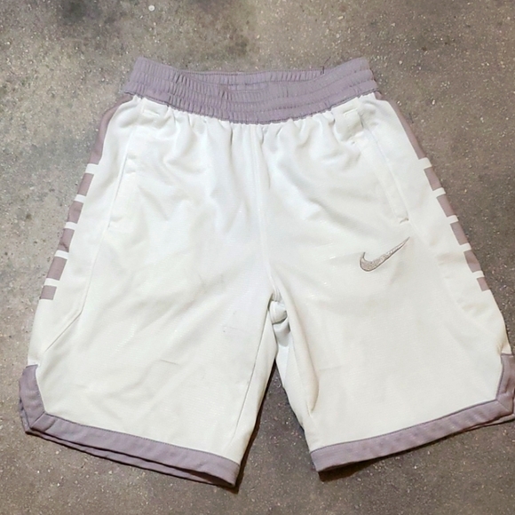Vanderlea2022's tweet photo. So good I had to share! Check out all the items I'm loving on @Poshmarkapp #poshmark #fashion #style #shopmycloset #handcrafted #nike #cashmink: https://t.co/ZLFrFWWCLe https://t.co/KqiHk9Uxmd