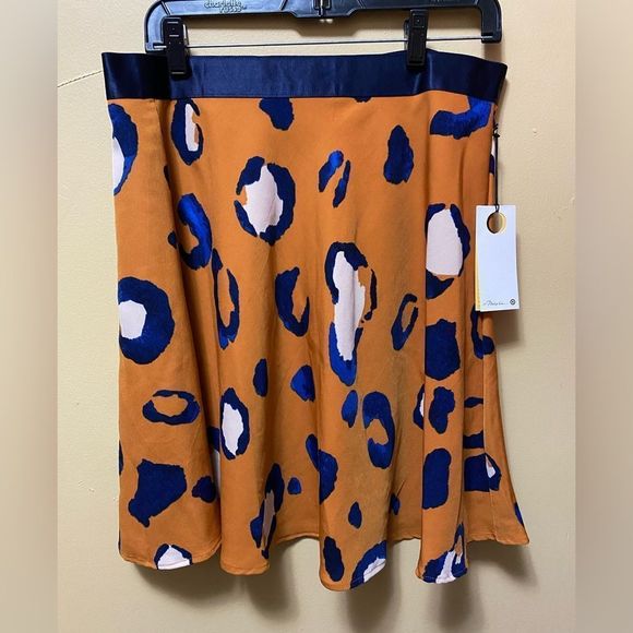 JamieEGab's tweet photo. So good I had to share! Check out all the items I'm loving on @Poshmarkapp #poshmark #fashion #style #shopmycloset #loft #maisonjules #31philliplimfortarget: https://t.co/9EZO2hUI91 https://t.co/9YUDejH8jj