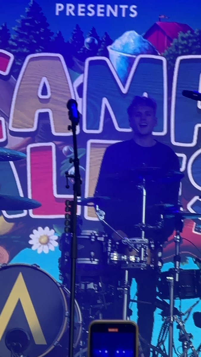xcasey_b's tweet photo. reunited with my boys last night <3 best night of my life. my happy place forever @TheVampsband 🌸🫶🏻 irish crowds = best crowds forever! #campdalfest #dalfest https://t.co/CnBipqHpnA