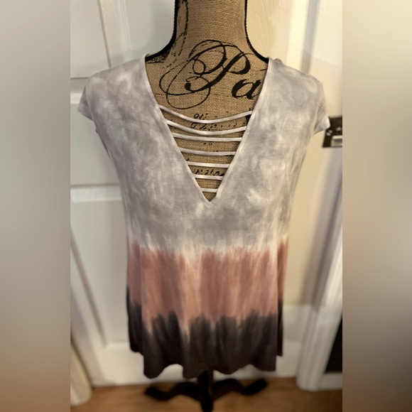 CaitlynL02's tweet photo. So good I had to share! Check out all the items I'm loving on @Poshmarkapp #poshmark #fashion #style #shopmycloset #americaneagleoutfitters #adidas: https://t.co/ctysCo6fBN https://t.co/vKIv1bKDHU