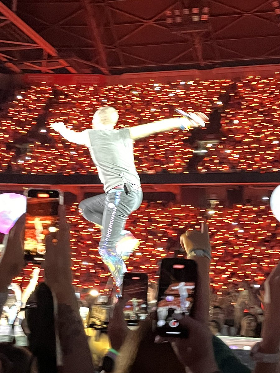 Aidyl44's tweet photo. I’m on top of the world! And it’s so biutyful 🤩 you’re so biutyful!!😍❤️🧡💛💚🩵💙💜
#ColdplayAmsterdam https://t.co/u2WyopaYeW