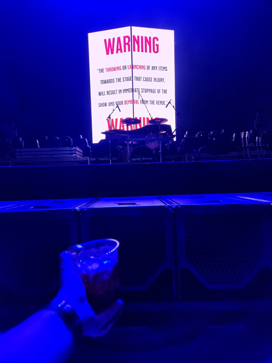 MarqeeMarie's tweet photo. Holy fuck.. I'm center stage rail for @Shinedown.
I'm not shaking, you are.
#Shinedown #ShinedownNation #TheRevolutionsTour https://t.co/P521WZlOrA