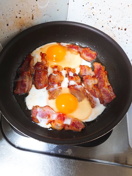 朝ごはんはベーコン目玉焼き、バジルソースのトマトサラダ、白茄子とパンチェッタのサラダ、茹でサーモンの漬け 