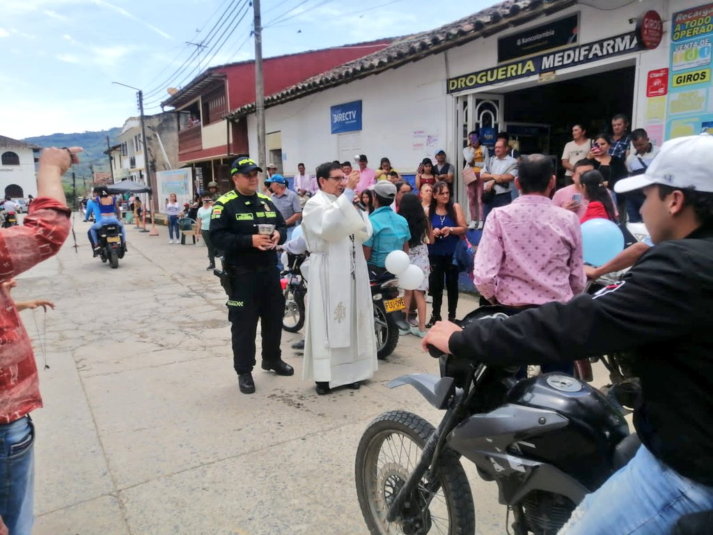 PoliciaBoyaca's tweet photo. En el municipio de #Togui, conmemoramos la celebración de la fiesta de la Virgen del Carmen en compañía de turistas y comunidad. #DiosYPatria https://t.co/MP9HcfTodQ