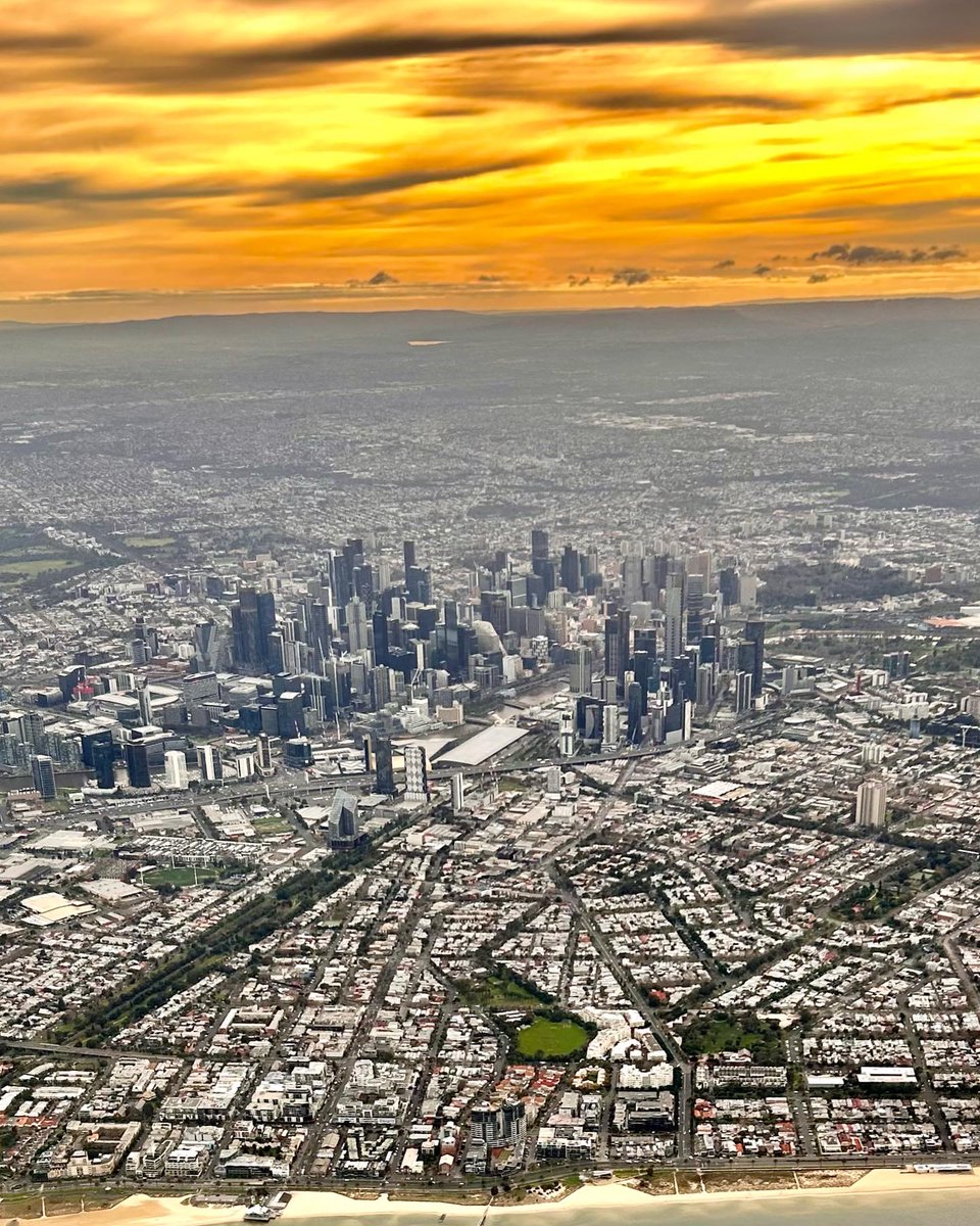 Flying into the most liveable city on a Monday morning like 😍✈️

#melbmoment