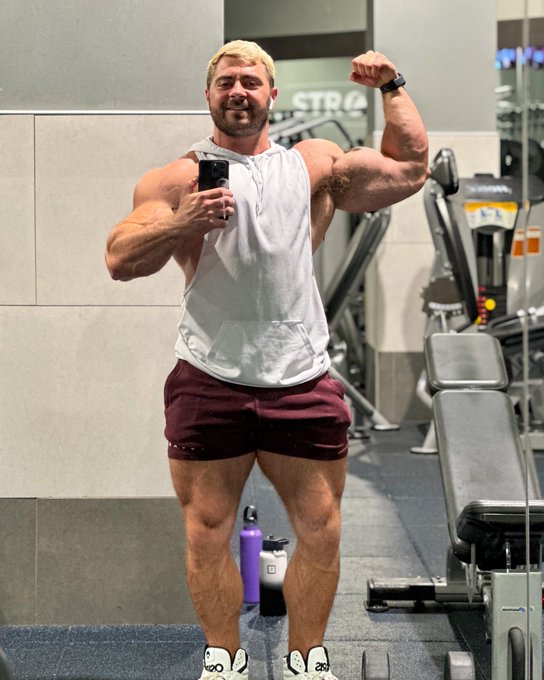 When you&rsquo;re feeling a little meh, wear a cute outfit to the gym and lift some heavy weights. https://t<a href="/tag/fuckmefriday"class="tags"><span>#fuckmefriday</span></a>
