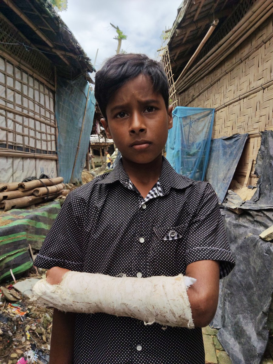 Abdul_Wajed_642's tweet photo. Ibrahim was riding a rented bicycle when he fell and injured his hand. Many thanks to whoever bandaged him!
#rohingya #children #suffring #news #story #camp #crisis #genocide #burma #myanmar https://t.co/xTuTBKdRzl