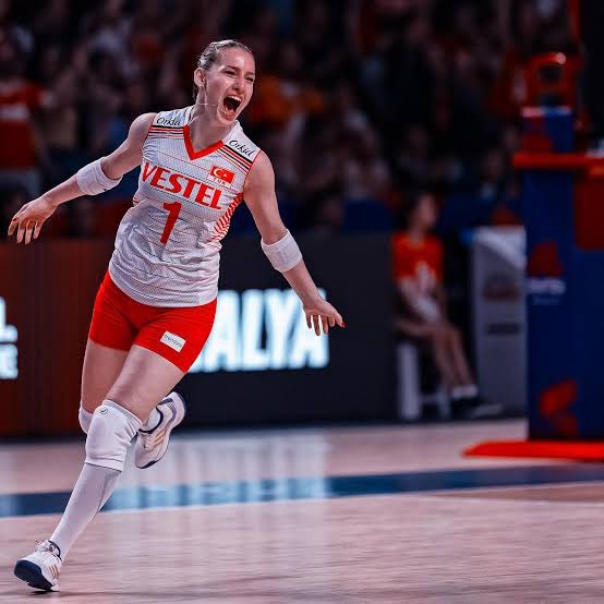 Gizem Örge, vatan savunması yapiyor gibiii.. iyi ki varsin gizem ablaaa

#FileninSultanları