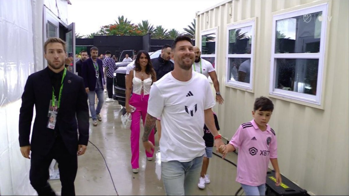 KwesiFCB's tweet photo. Live: Messi is here 👇👇 #InterMiamiCF 
https://t.co/MtXrozbhYX https://t.co/c9nnKWf8D5