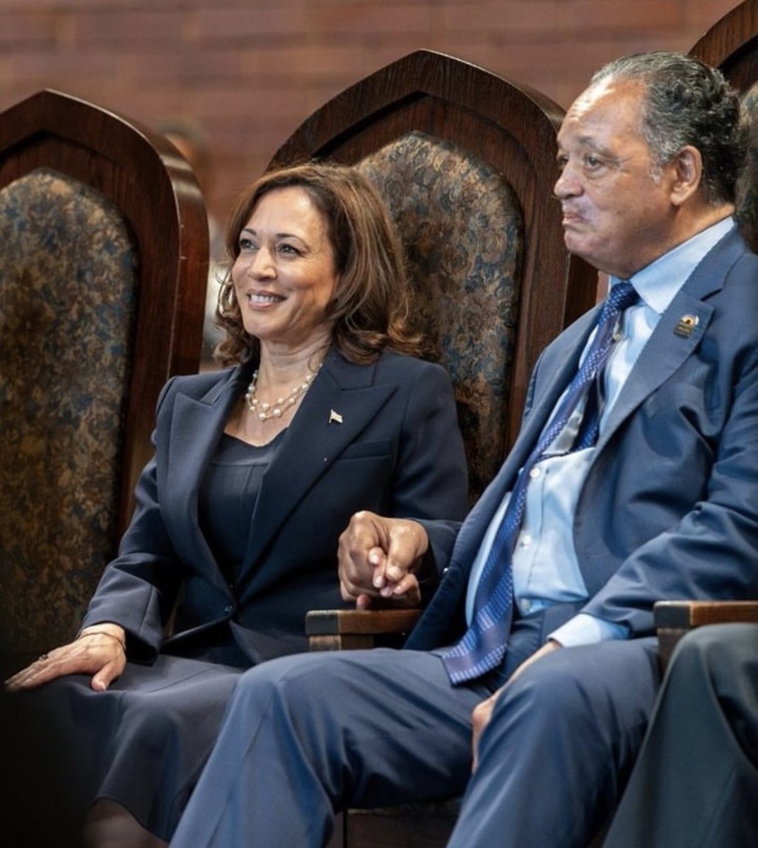 Victorshi2020's tweet image. Wow. What an incredibly powerful &amp;amp; moving photo to Vice President Harris &amp;amp; Jesse Jackson in Chicago today. These two people have fought so hard &amp;amp; tirelessly for civil rights &amp;amp; racial justice &amp;amp; we are so much better off for them.