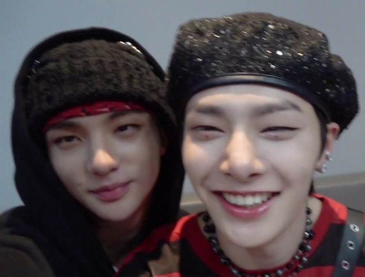 minhosstars's tweet photo. mini au  hyunin | ¿invisible? string

“un hilo rojo invisible conecta a aquellos que están destinados a encontrarse” o eso dicen.. 

¿qué pasaria si un dia jeong!n despierta y nota un hilo rojo atado a su dedo meñique? solo tendría que encontrar la persona unida a su corazón. https://t.co/ot1hFqYM9O