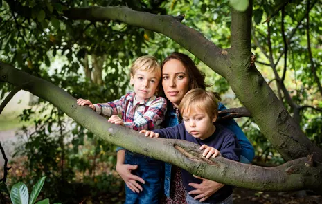 Michell45064244's tweet photo. .@FLOTUS 
Mrs. Biden
Your husband holds a very special key to a cell in Belmarsh Prison, London, England.
I have attached images of Julian Assange, his wife and children.  He has been in prison for over 4 years.  Is your husband going to continue with this unjust Trump legacy?? https://t.co/DE3V9nkKT1