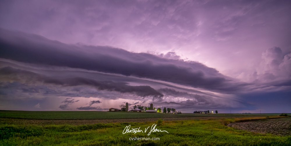 An amazing storm cloud over and Iowa farm (seen in the center) a couple of nights ago. The lightning from above and behind the cloud provided fantastic illumination. @stormhour @spann #iawx https://t.co/rg1DLfCKEn