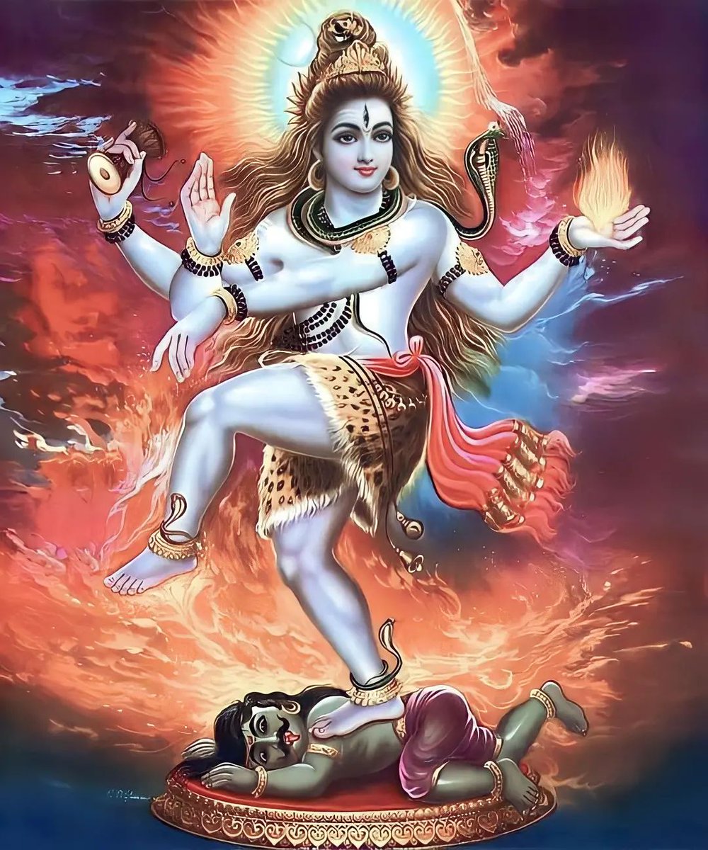 iAkankshaP's tweet photo. शिव स्वरूप अलौकिक रूपम, ॐ नमः शिवाय ❣️

भगवान शिव का रूप-स्वरूप जितना विचित्र है, उतना ही आकर्षक भी। शिव जो धारण करते हैं, उनके भी बड़े व्यापक अर्थ हैं :

🔸जटाएं 
शिव की जटाएं अंतरिक्ष का प्रतीक हैं।

🔸चंद्र 
चंद्रमा मन का प्रतीक है। शिव का मन चांद की तरह भोला, निर्मल, उज्ज्वल और जाग्रत है।

🔸त्रिनेत्र 
शिव की तीन आंखें हैं। इसीलिए इन्हें त्रिलोचन भी कहते हैं। शिव की ये आंखें सत्व, रज, तम (तीन गुणों), भूत, वर्तमान, भविष्य (तीन कालों), स्वर्ग, मृत्यु पाताल (तीनों लोकों) का प्रतीक हैं।

🔸वासुकी सर्पहार 
सर्प जैसा हिंसक जीव शिव के अधीन है। सर्प तमोगुणी व संहारक जीव है, जिसे शिव ने अपने वश में कर रखा है।

🔸त्रिशूल 
शिव के हाथ में एक मारक शस्त्र है। त्रिशूल भौतिक, दैविक, आध्यात्मिक इन तीनों तापों को नष्ट करता है।

🔸डमरू 
शिव के एक हाथ में डमरू है, जिसे वह तांडव नृत्य करते समय बजाते हैं। डमरू का नाद ही ब्रह्मा रूप है।

🔸मुंडमाला 
शिव के गले में मुंडमाला है, जो इस बात का प्रतीक है कि शिव ने मृत्यु को वश में किया हुआ है।

🔸छाल 
शिव ने शरीर पर व्याघ्र चर्म यानी बाघ की खाल पहनी हुई है। व्याघ्र हिंसा और अहंकार का प्रतीक माना जाता है। इसका अर्थ है कि शिव ने हिंसा और अहंकार का दमन कर उसे अपने नीचे दबा लिया है।

🔸भस्म 
शिव के शरीर पर भस्म लगी होती है। शिवलिंग का अभिषेक भी भस्म से किया जाता है। भस्म का लेप बताता है कि यह संसार नश्वर है।

🔸वृषभ 
शिव का वाहन वृषभ यानी बैल है। वह हमेशा शिव के साथ रहता है। वृषभ धर्म का प्रतीक है। महादेव इस चार पैर वाले जानवर की सवारी करते हैं, जो बताता है कि धर्म, अर्थ, काम और मोक्ष उनकी कृपा से ही मिलते हैं।

इस तरह शिव-स्वरूप हमें बताता है कि उनका रूप विराट और अनंत है, महिमा अपरंपार है। उनमें ही सारी सृष्टि समाई हुई इसी।

ॐ नमः शिवाय 🙏 हर हर महादेव ❣️