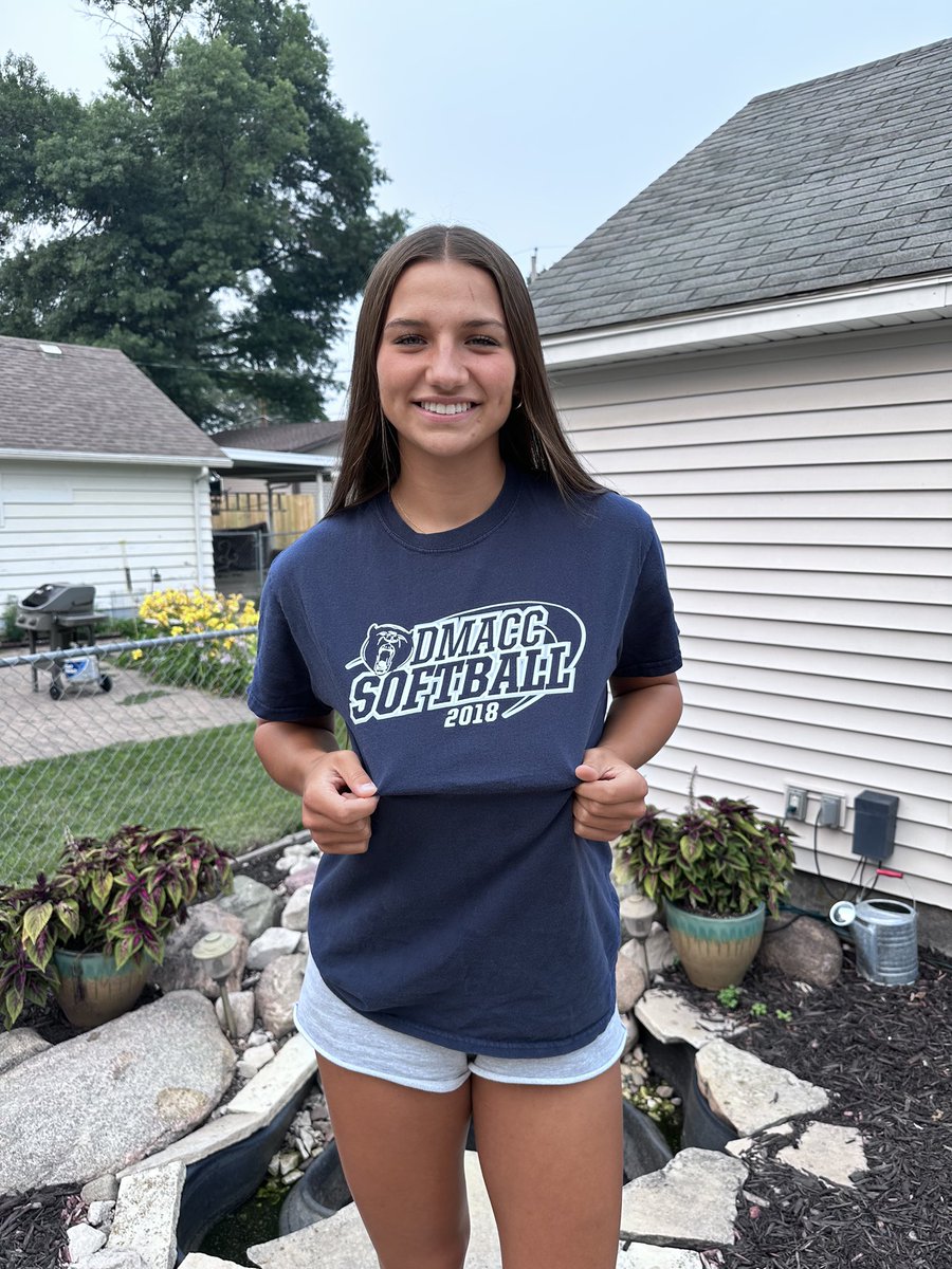 ades_erin's tweet photo. I am so excited to announce my commitment to DMACC to continue my academic and softball career! I am very grateful for my family, friends, coaches, and teammates who have helped me along the way! Go bears!🐻
@DMACCsoftball @BobLigouri @toreadorsb https://t.co/VmNvTI9rgM