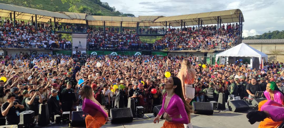 "La Ruta Live del Bachiller" está en Amazonas, llevando alegría a la juventud con un concierto espectacular. Baile, canto y felicidad para nuestra muchachada. ¡Mi saludo a todos y todas!