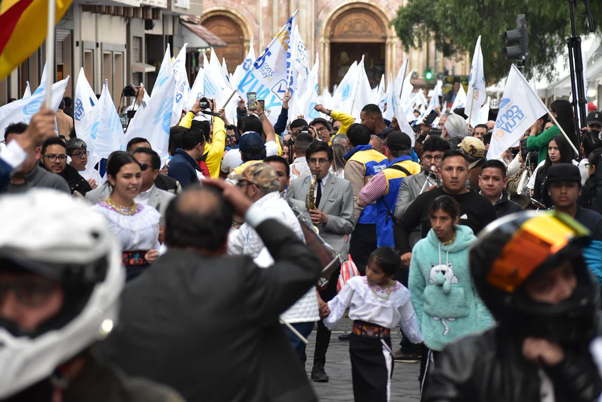 PRENSAVirtual_'s tweet photo. #Cuenca|| En imágenes, así fue recibido #FernandoVillavicencio, candidato a Presidente de la República. Caminó por las calles céntricas de la ciudad, acompañado de #PatricioCarrillo y #SofiaSanchez y demás simpatizantes, la tarde del viernes 14 de julio. https://t.co/MsUN19Qjjq