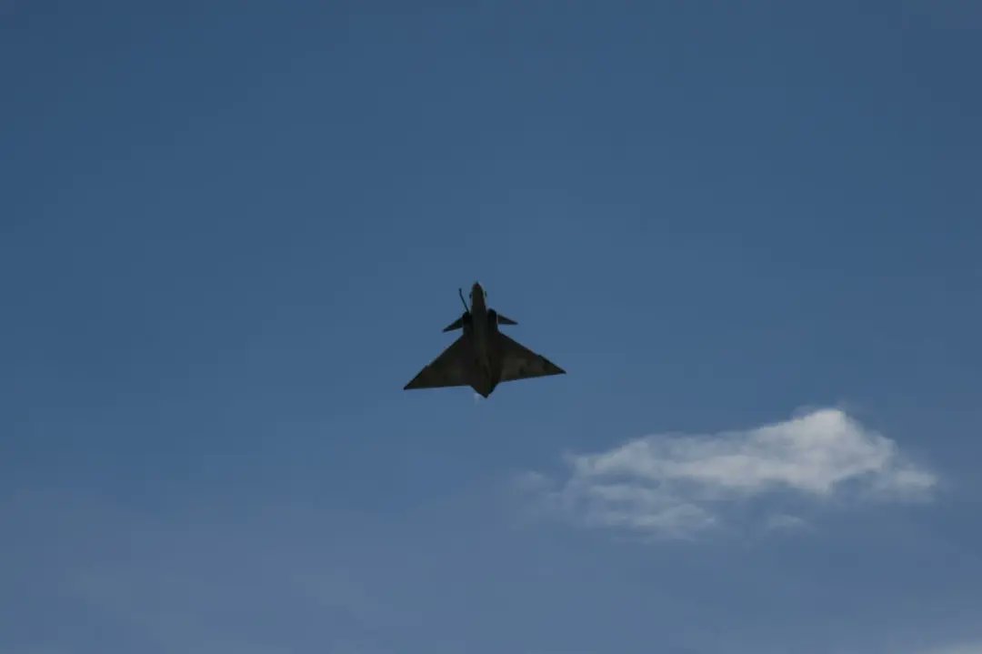 FuerzaAereaCol's tweet photo. Los pilotos de las aeronaves #Kfir representan orgullo para los colombianos, al demostrar sus capacidades y poderío aéreo con las acrobacias realizadas en la #FAIRColombia2023.

@AerocivilCol
@FAIRCOL
@CorferiasBogota

#MiFuerzaAérea🇨🇴 
#AdAstra🚀 https://t.co/zOLTsrxeDR