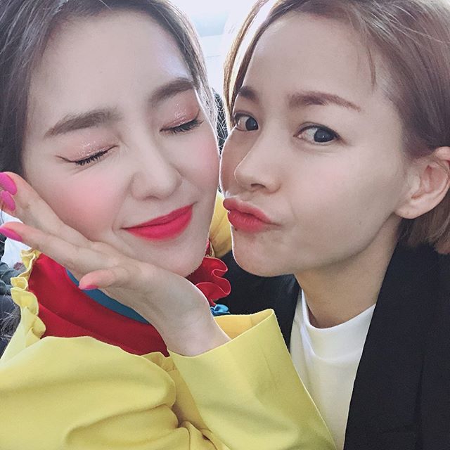 Obvio que vine al #Debut_Edelsteine⁩ bien acompañada, puesto que n quería perderme por nada del mundo el primer stage de <a href="/_Edelsteine_/">𝔼𝕕𝕖𝕝𝕤⭑𝙩𝙚𝙞𝙣𝙚</a>⁩ y ver como la rompen con su #Edel_Homerun⁩, ¡felicidades y éxitos preciosos!

⠀   ⠀◌ ֺ ׅ 🪻 𝑏ere︐ nice.