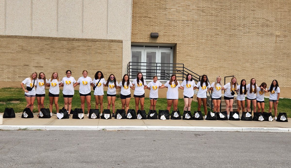 DStairs22's tweet image. Headed to Fort Dodge for State Softball!!! Good Luck Rams!! 🍀
 🖤#21💛 #sayyoucan #winstate #GoRams