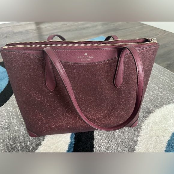 MeSnooty's tweet photo. So good I had to share! Check out all the items I'm loving on @Poshmarkapp from @ResaleAnnie #poshmark #fashion #style #shopmycloset #aritzia #johnfluevog #katespade: https://t.co/xbtGs21sDG https://t.co/y8lN0LPExH