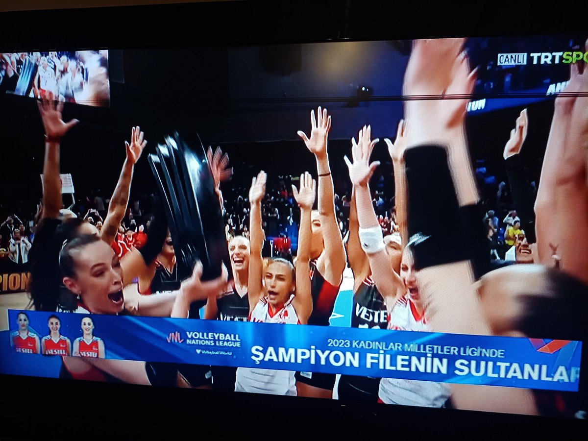 BurcuAngel's tweet photo. Şampiyon Filenin Sultanları 👏#FileninSultanları #milletlerligi 🇹🇷🇹🇷🇹🇷🏆 https://t.co/Gu6t1vIW3F