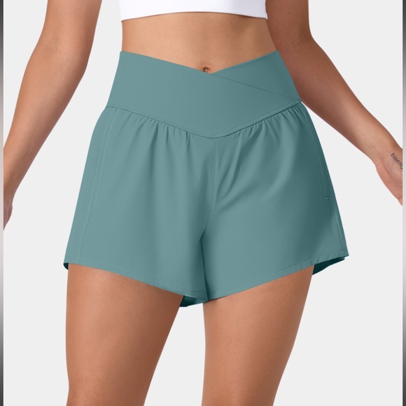 So good I had to share! Check out all the items I'm loving on <a href="/Poshmarkapp/">Poshmark</a> #poshmark #fashion #style #shopmycloset #converse #columbia #halara: posh.mk/whnIcs4GuBb