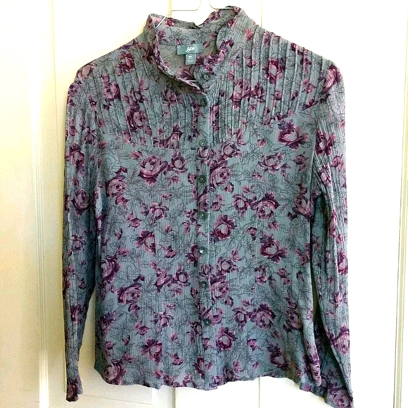 So good I had to share! Check out all the items I'm loving on <a href="/Poshmarkapp/">Poshmark</a> from @LesleyLezkoz1 #poshmark #fashion #style #shopmycloset #vintage #bearpaw #bananarepublic: posh.mk/x6Di494GuBb