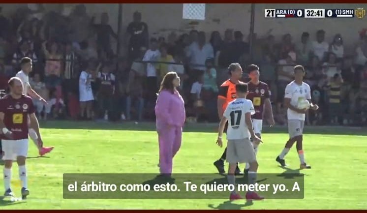 #Ahora En el partido de los 8vos de final de la #copajalisco , entre arandas vs san martin hidalgo , partido de vuelta , donde arandas perdia 1-0 en marcador global , la presidenta municipal de Arandas, Anabel Bañuelos se metió al terreno de juego a regañar al arbitro .
 y al