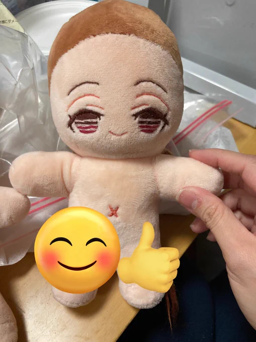 綿を詰めます有馬記念を見ながら必死にやりました綿は袋から出してほぐして、足や腕などパーツごとに大体このくらい入るかな?という量の少し多めをとり、詰めていきます。丸くしたいところは気を使います!ほっぺたを丸く左右対称に、シワができないようにするために3回入れ直しました…… 