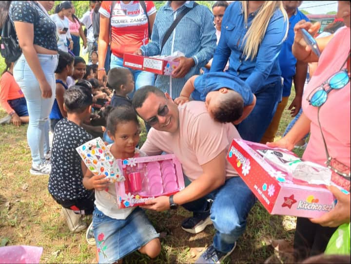 psuvezcojedes's tweet photo. Niños y Niñas del Municipio Ezequiel Zamora celebraron su día junto a nuestro Organizador PSUV @JohnPsuv2050 
En medio de risas, alegría, bailes, diversión y obsequios. Los pequeños pudieron disfrutar al máximo.
@irisvarela
@NicolasMaduro
#VivaElSemilleroDeLaPatria https://t.co/lNGmc9qkP1