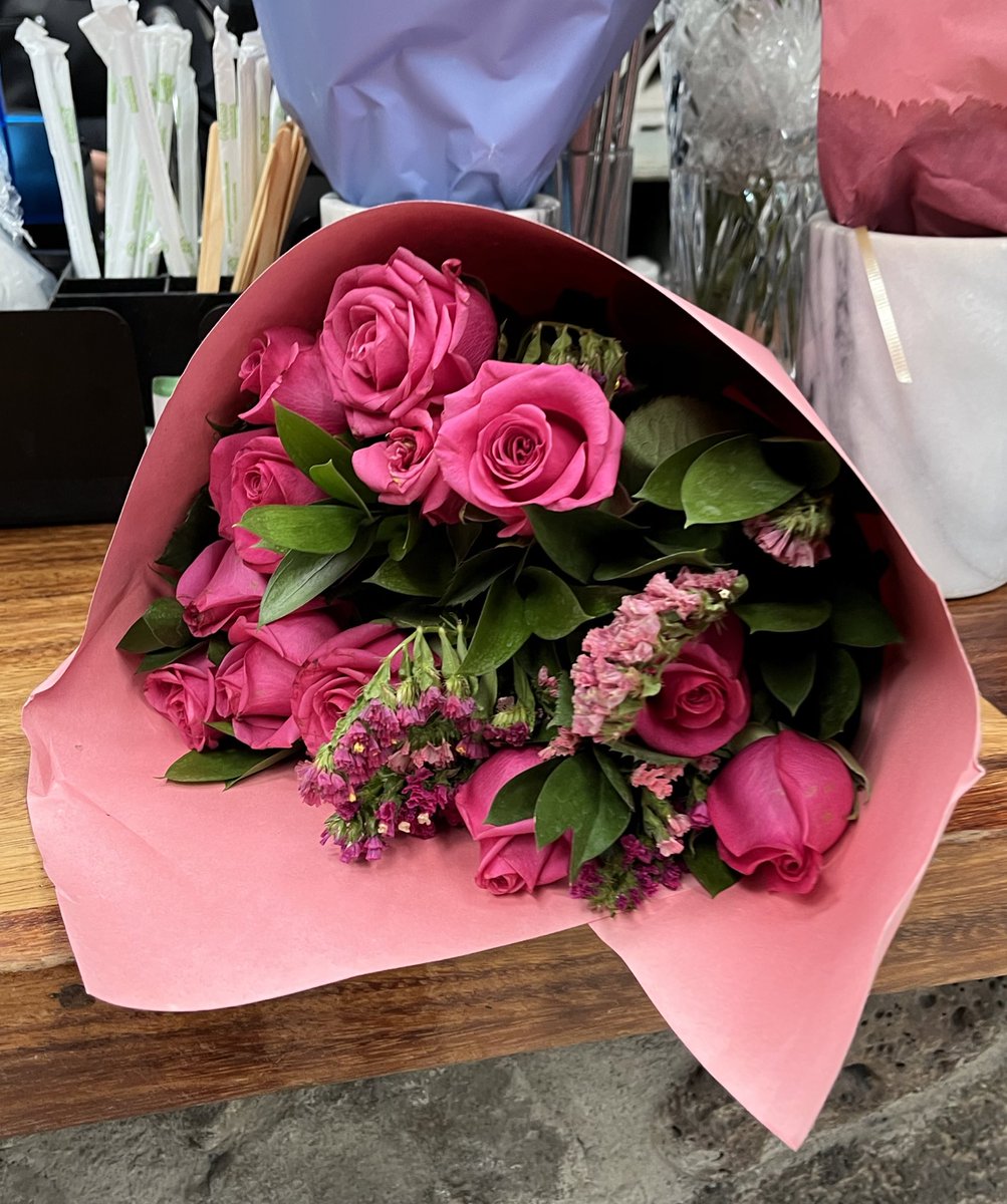 Para_Fany's tweet photo. Neta nunca había salido con alguien que me llenara TANTO de flores jajajaja se los juroooo https://t.co/WiU7dPsRQC