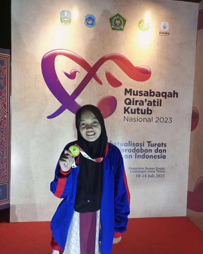 sabilulhasanah's tweet photo. Selamat buat santri Izza AZ Zahra yang mendapatkan Juara Harapan I Nasional dalam Musabaqoh Qiroatul Kutub Nasional di Ponpes Sunan Drajat Lamongan. Dan Juara 3 Santri Putri dalam lomba Eksebisi Nadzom.
#mqk #mqknasional #mqk2023 #nahwu #sabilulhasanah #pwnusumsel #jurumiyah https://t.co/9lOyBrPLiQ