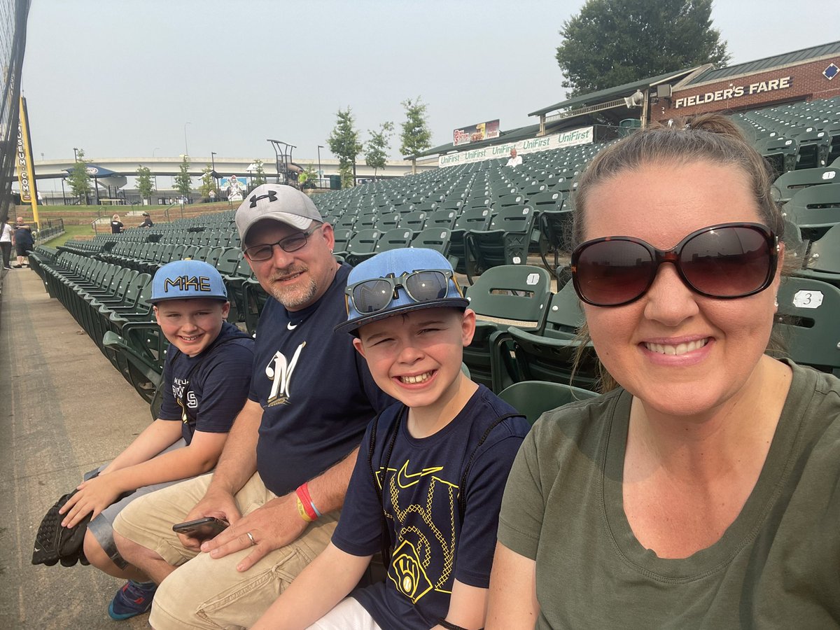 amicdesigner's tweet photo. From Wisconsin to Kentucky. ⚾️ #MadeInLou https://t.co/ifcYfMXuJx