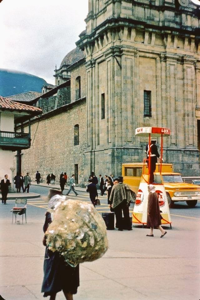 Histor1a's tweet photo. Esquina de la Carrera 7ma con Calle 11, Plaza de Bolívar, Bogotá  1964. https://t.co/Z8vbBJt0IH