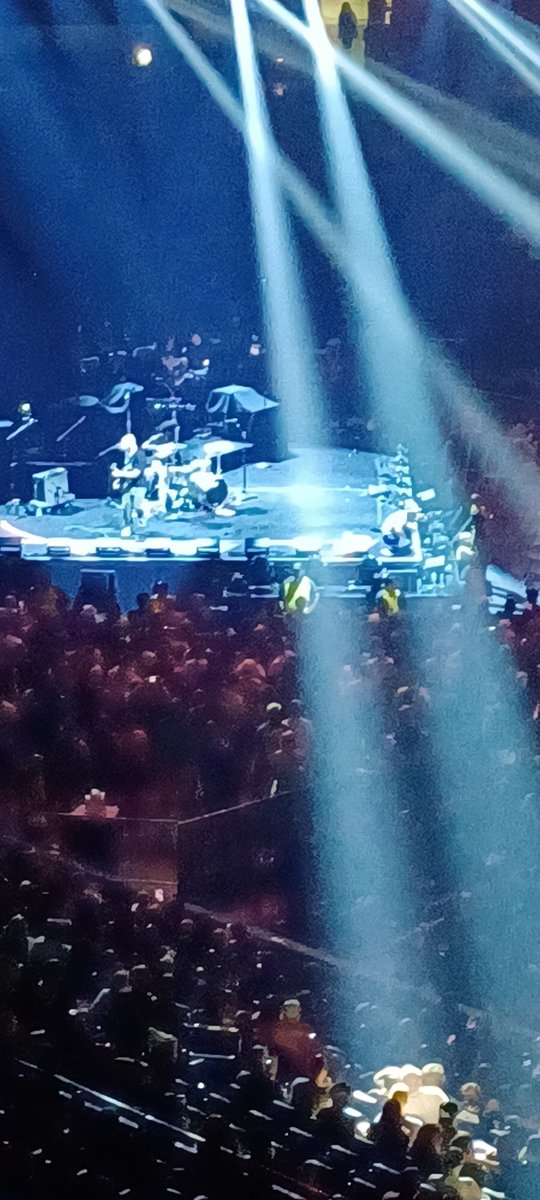 RealDealManOf's tweet photo. There's no roof left on @BrdgstoneArena , @KennyHoopla just blew it off! Hellofa start! @1029thebuzz 🤘 https://t.co/Gy0BWXwzl3