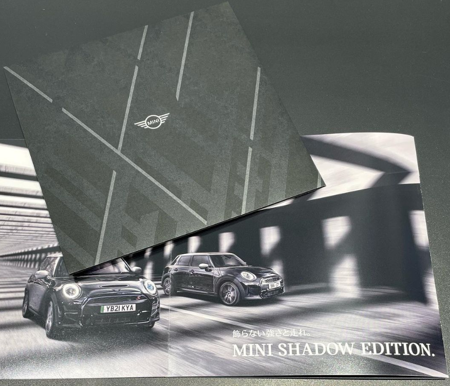 GlanzMini's tweet photo. 【MINI千葉】
カタログもCOOL。。。
「MINI SHADOW EDITION.」
「飾らない強さと走れ。」
ガソリンエンジンのCOOPER Sのみ。
見た目も走りもCOOL✨
#特別限定車 #台数限定
#shadowedition #minicoopers
#ミッドナイトブラック #シルバールーフ
#mini千葉 https://t.co/XWBH0TUeEo