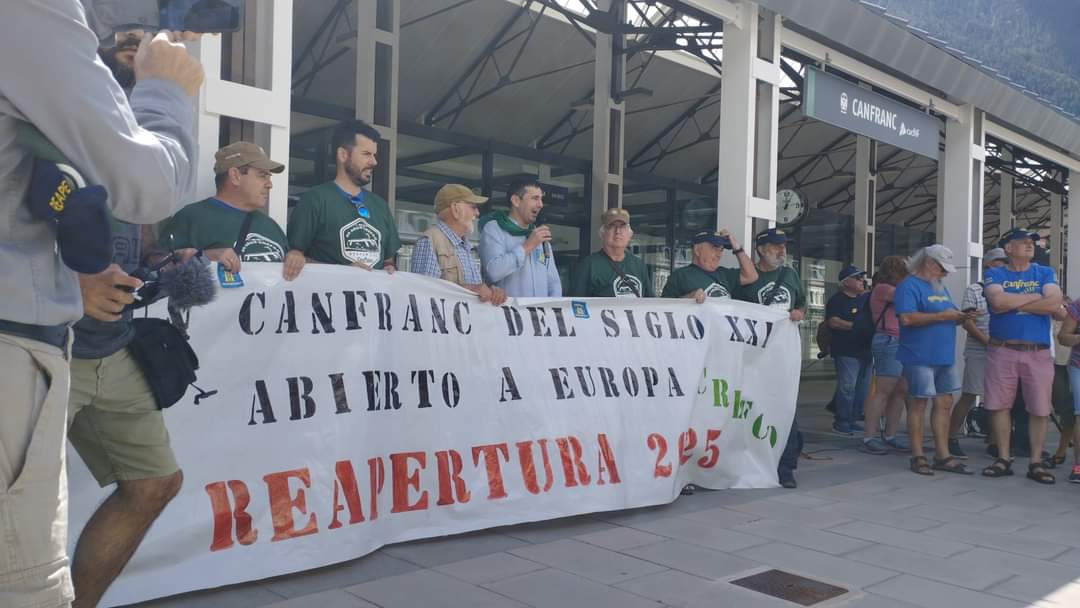 CutAragon's tweet photo. Ayer , CUT  participamos  en una nueva acción reivindicativa en la estación de Canfranc (Huesca) para exigir  la reapertura del túnel  entre Aragón y FRANCIA. También participaron #CREFCO, compañeros Franceses y el alcalde de Canfranc. Reapertura del Canfranc, YA https://t.co/Ow8MPj2vUi