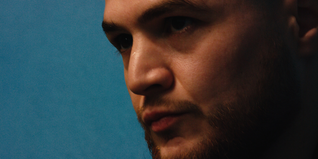 Splice_PL's tweet image. Gdy filmowiec Quentin Dupuy postanowił trenować boks, nie przypuszczał, że przerodzi się to w kręcenie filmu. „What Do You Fight For?” ukazuje 24 godziny przed walką francuskiego boksera Yacine’a Haddada. Obejrzyj film i przeczytaj pełną historię na splicecommunity.com/pl/projects/wh…