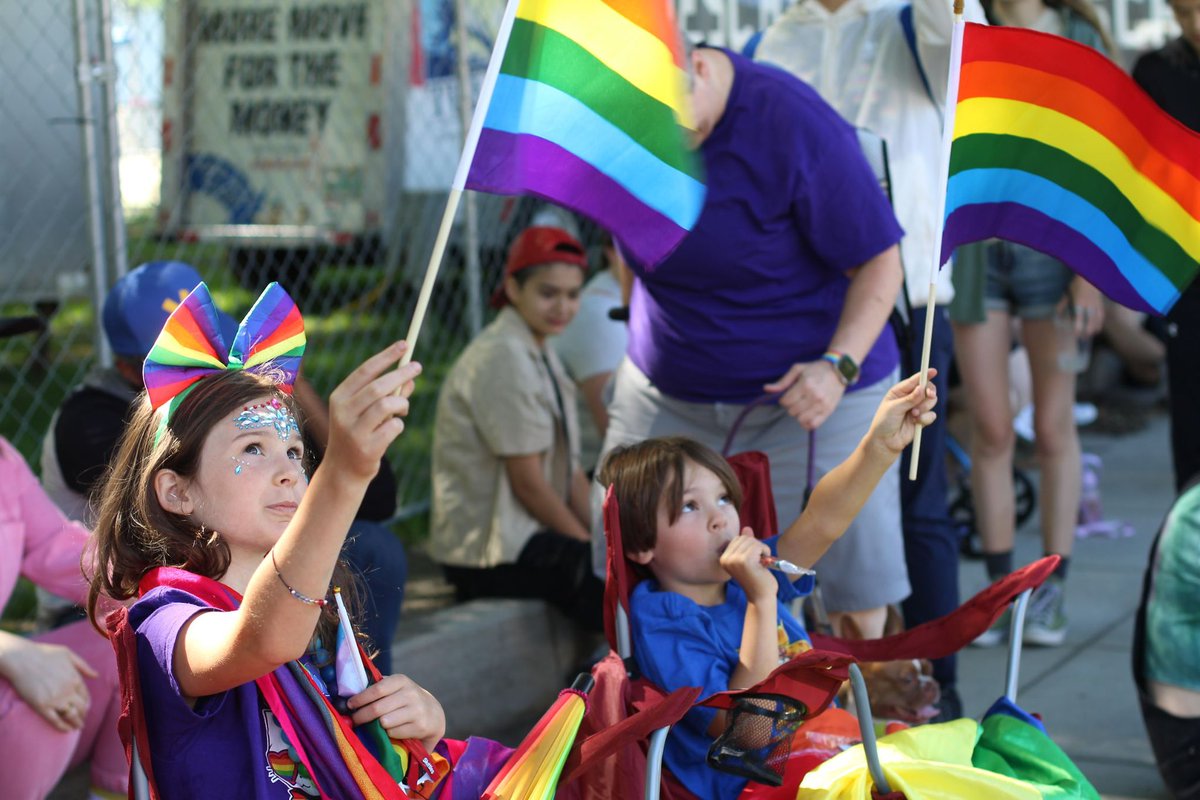 joaquinwrites's tweet photo. A few (of many) shots from this years pride!

#pdxpride #pride #dino #lgbt #keepportlandweird #pnwpride #pdx #portlandpride #pdxphotographer #pdx
#pdxgaymenschoir https://t.co/XC3VexBwsg