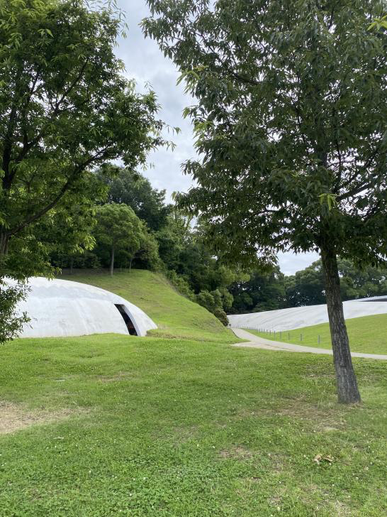 1/16 🇯🇵 Sigg Art Foundation Trip to Japan 🎨

THREAD: Join us on a journey through the art islands of Japan! 🌴

Starting in Teshima Island, we visit the Teshima Art Museum designed by Ryue Nishizawa.

Ryue Nishizawa, Teshima Art Museum, 2010.