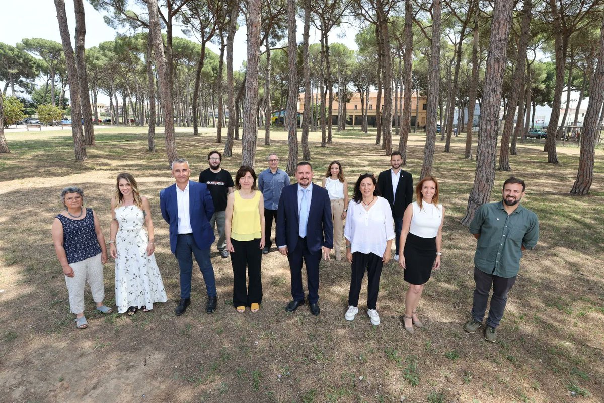 Comencem el mandat amb un regidor més respecte l’anterior govern, alhora que incrementem les dedicacions amb l’objectiu de fer més i millor feina. Tot i això, el cost salarial serà inferior a l’anterior legislatura, en aplicar una rebaixa del 8,8% dels sous dels càrrecs electes.