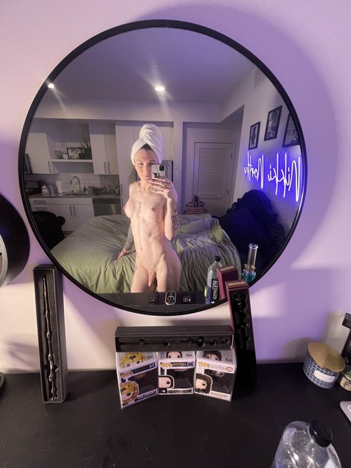 goodnight my babes🖤 https://t.co/bovVcQ8RPj